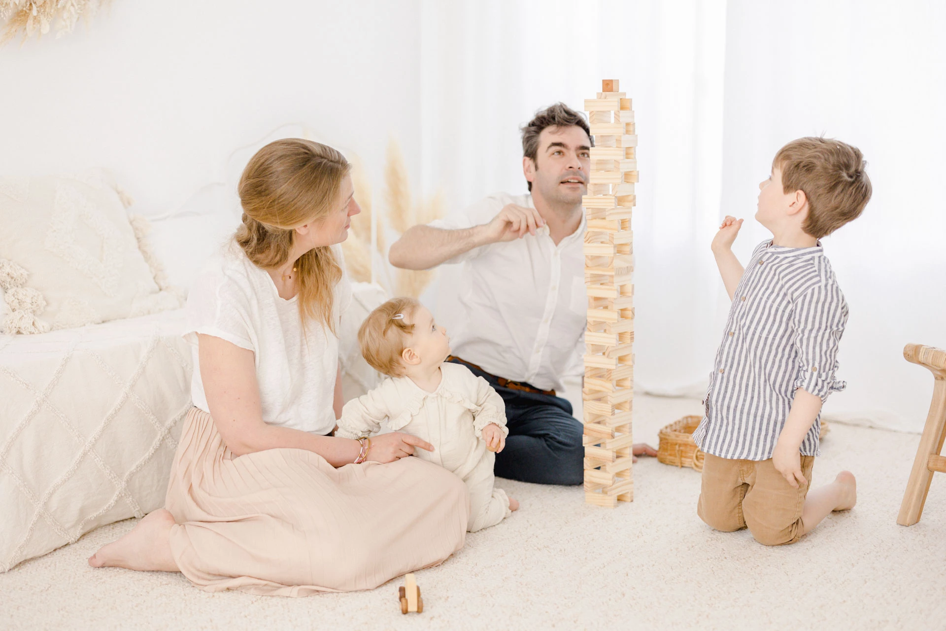 bonheur enfant famille jouer avec les enfants amour